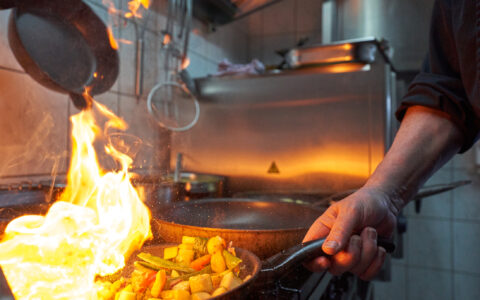 Röstaromen beim schwenken der Pfanne in der Küche