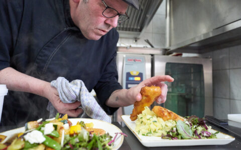 Backfisch mit Kartoffelsalat aus der Küche