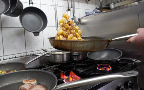 Aus der Küche: Bratkartoffeln fliegen in der Pfanne