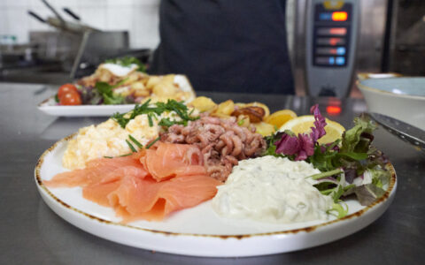 Fischteller mit Krabben und Bratkartoffeln