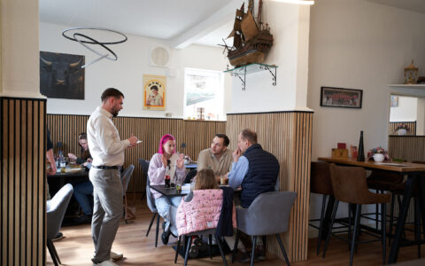 Bei den Bestellungen gehen wir auf die Wünsche der Gäste ein.