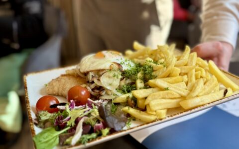 Schnitzel Holsteiner-Art aus dem Restaurant