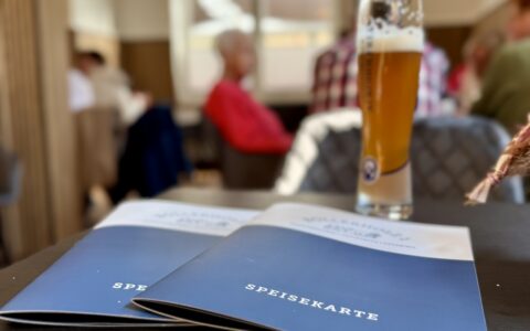 Frisch gezapftes Bier in der Gaststube