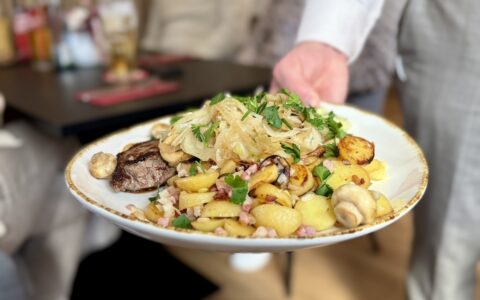 Gerichte mit Bratkartoffel im Restaurant